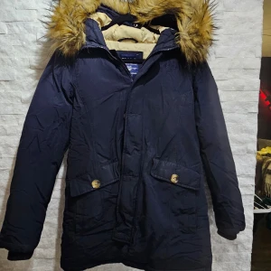 Svea vinterjacka storlek S - Nyskick på svea vinterjacka, marinblå. Storlek S. Vid intresse bifogad jag mer bilder. 