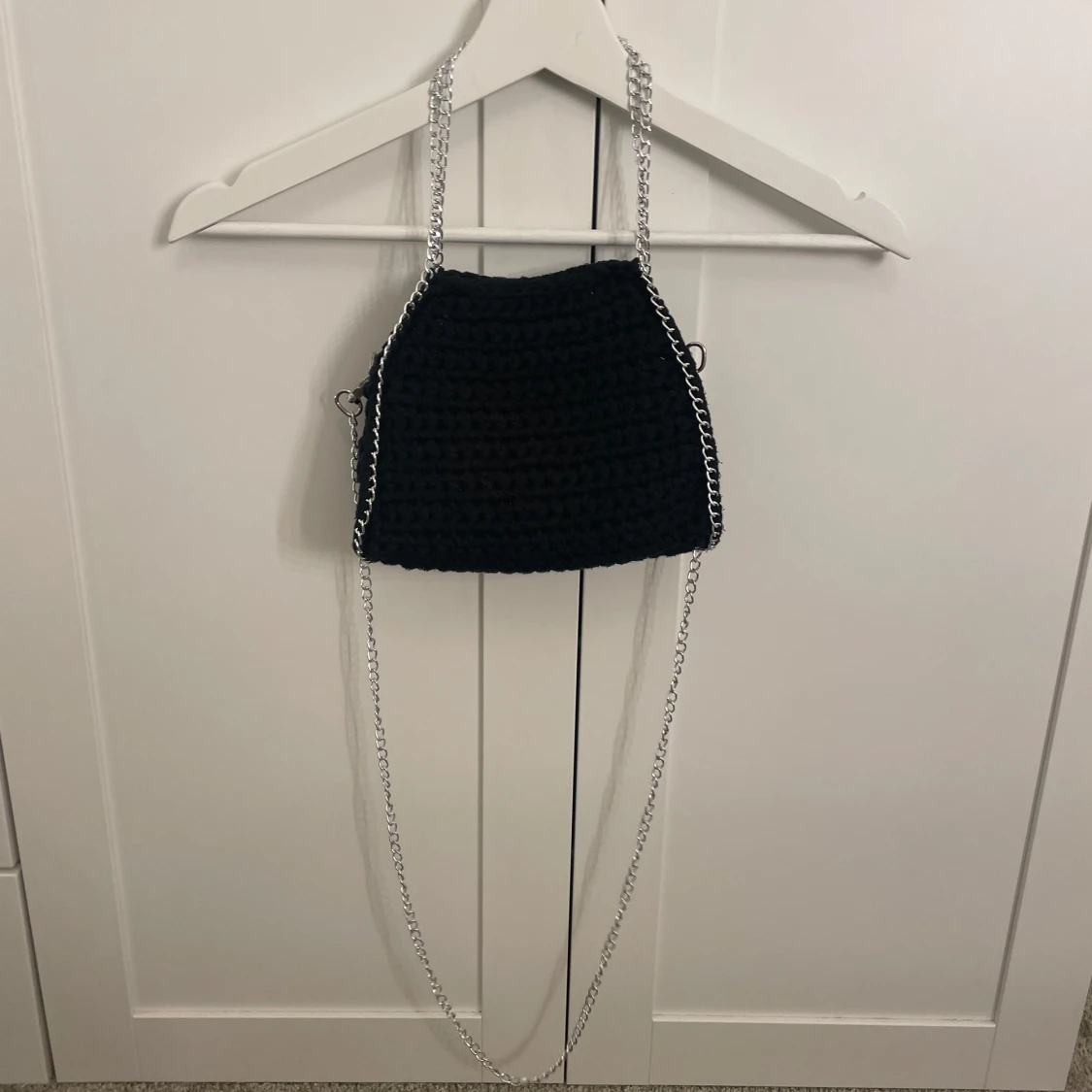 Svart stickad axelväska med kedja - 2