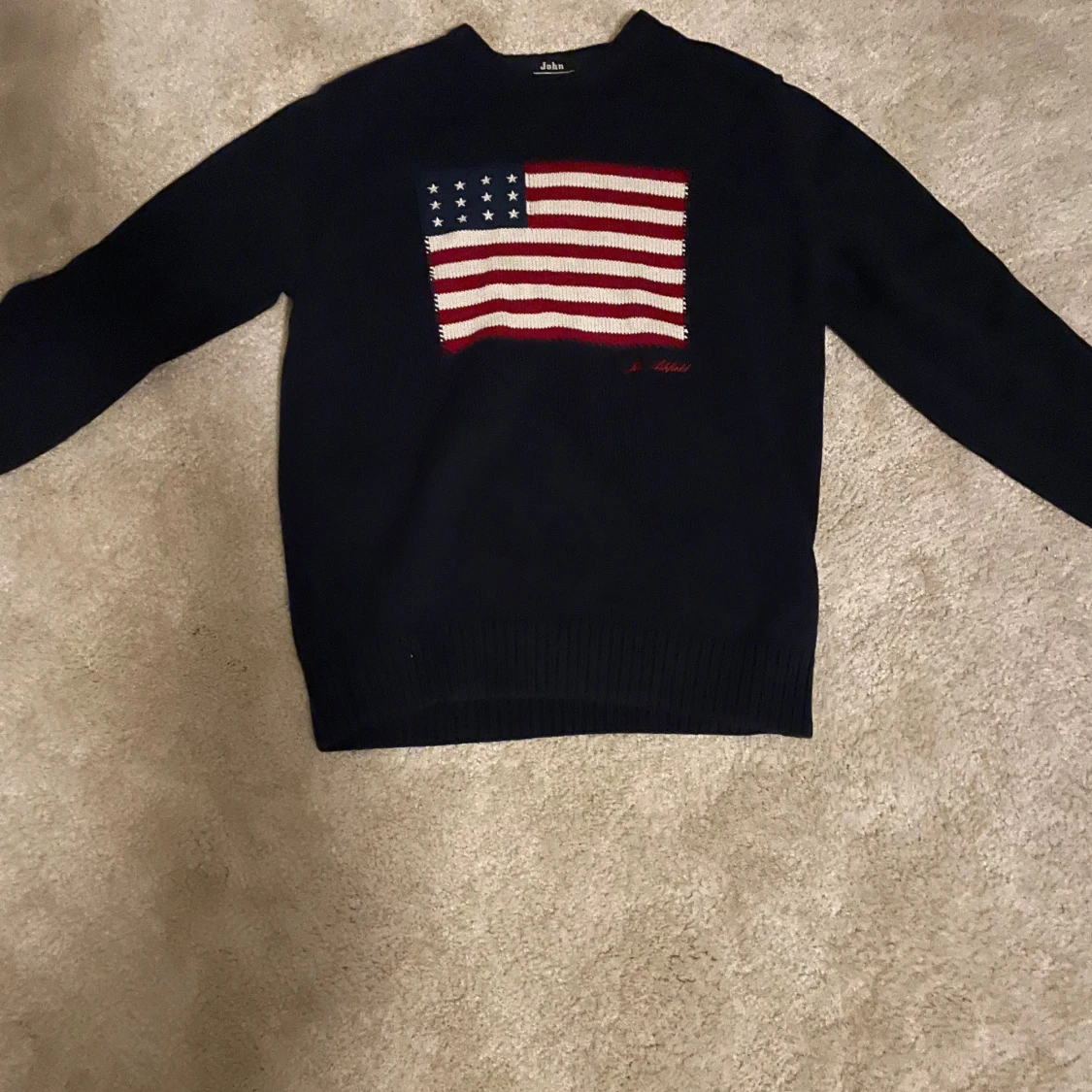 Mörkblå tröja med amerikansk flagga från John Ashfield