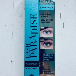 Lash Paradise Waterproof Mascara Loreal L'Oreal Paris - Ny i kartong. Lash Paradise Waterproof Mascara från L'Oréal Paris ger upp till 36 timmars volym och längd. Den är lätt att ta bort och passar känsliga ögon. Den har en ultra-mjuk applikator och en mjuk vågig borste för en jämn applicering.