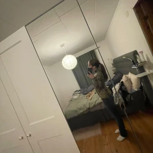 Leopardmönstrad tröja - Säljer en leopardmönstrad tröja med långa ärmar. Perfekt för dig som vill sticka ut med ett djärvt mönster. Tröjan har en normal passform och är både bekväm och stilren.