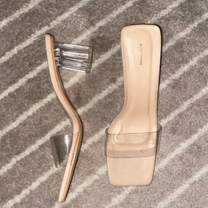 Beige klackskor från PrettyLittleThing - Snygga beige klackskor från PrettyLittleThing. Storlek 40🥰