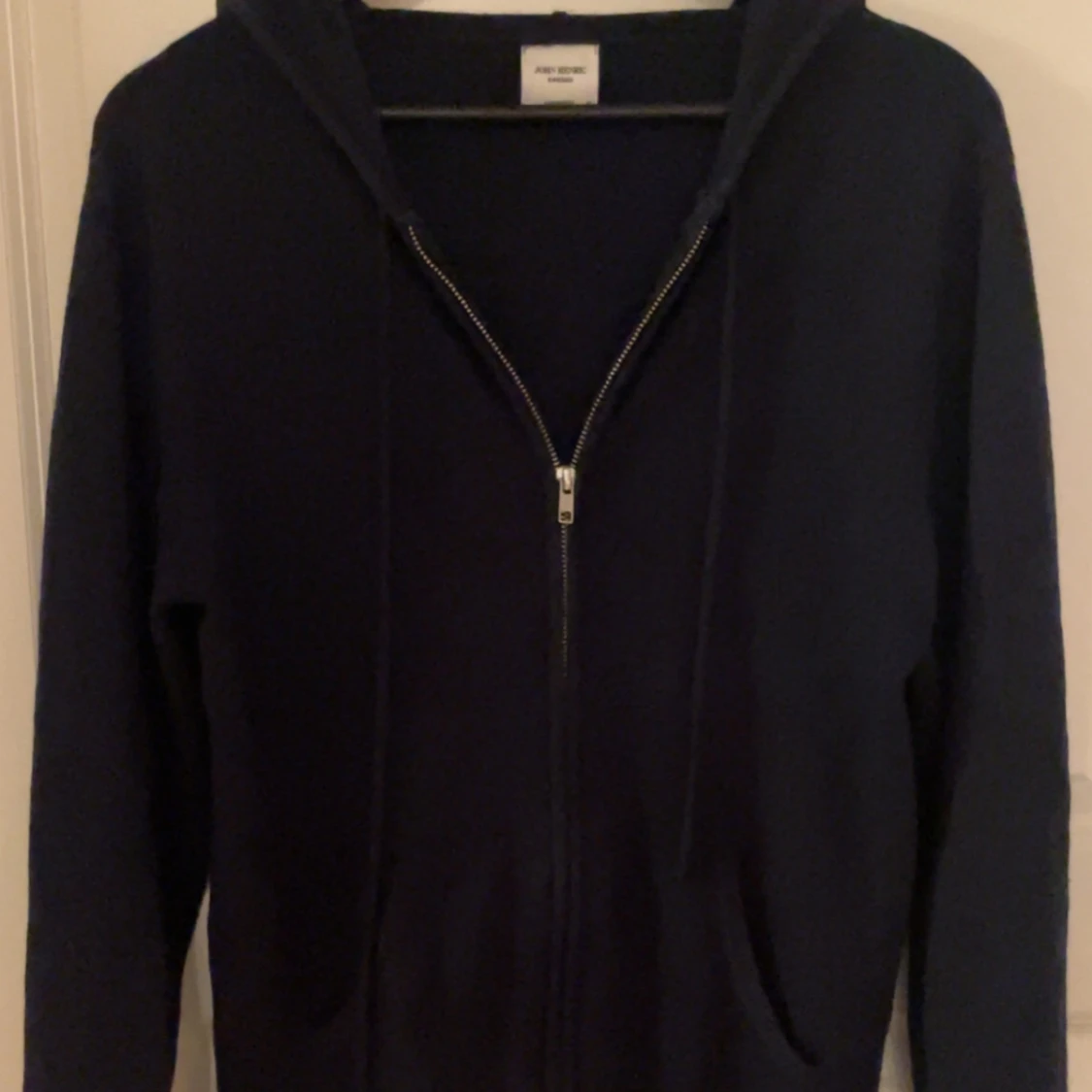 Mörkblå cashmere hoodie från John Henric