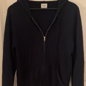 Mörkblå cashmere hoodie från John Henric - Säljer cashmere hoodie från John Henric, sparsamt använd. I väldigt bra skick. Storlek M. Priset kan förhandlas vid snabb affär. 