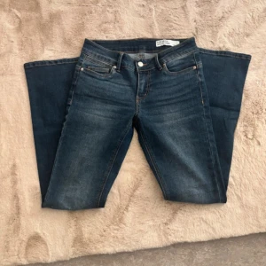 Blå bootcut jeans - Snygga blå bootcut jeans, nyskick! Har tyvärr ej bilder på