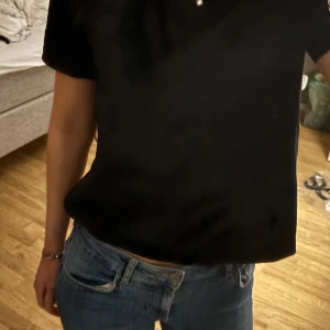 Low waist jeans - Säljer ett par blå jeans från Zara i storlek 34. De är slitningar på jeansen både in och utsida, men eftersom de är stretchiga är de ingen fara. Kan förhandla med priset. skriv för fler frågor💕