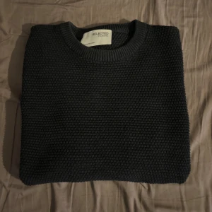 Sweatshirt  - Snygg stickad sweatshirt från selected home! top skick🔥, passar dig omkring 180cm!! Bara höra av dig vid någon fråga.