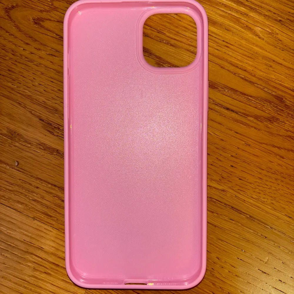 Snyggt rosa mobilskal från Holdit. Skalet har en slät yta och är designat för att skydda din telefon samtidigt som det ger en stilren look. Perfekt för att ge din mobil en färgglad touch! 💖. Laukut & Käsilaukut.