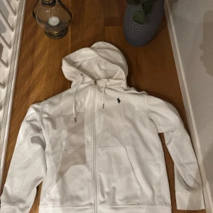 Ralp Lauren zip hoodie - Tjo! Säljer min riktigt feta Ralph Lauren zip hoodie i nästan nyskick! Tröjan har används ett få antal gånger! Prisej ej fast 🙌 stl L