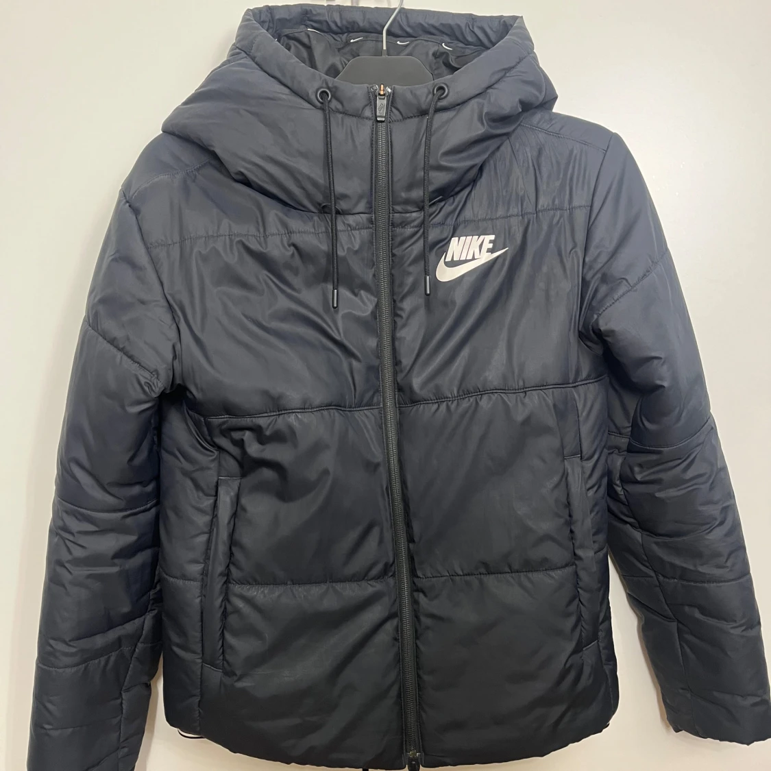 Svart pufferjacka från Nike