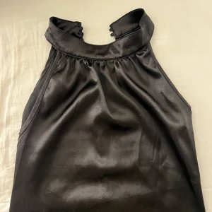 Svart halterneck topp - Snygg svart halterneck topp i storlek S. Perfekt för snygga outfits på fest osv💘💘💘 aldrig använd!!