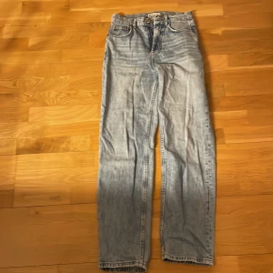 Ljusblå jeans från Gina Tricot - femficksdesign och dragkedja. Jeansen har en straight passform och är tillverkade i denim. Högmodjad Storlek 34