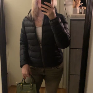 Svart dunjacka från Colmar - Säljer en snygg svart/marinblå dunjacka från Colmar.jackan är i stolek s och passar perfekt på mig som är 165 cm lång.jag säljer jackan för att ja vill köpa nytt nu till våren.enda skadan på jackan är på märket men det täcker man ej på(syns på sista bilden)