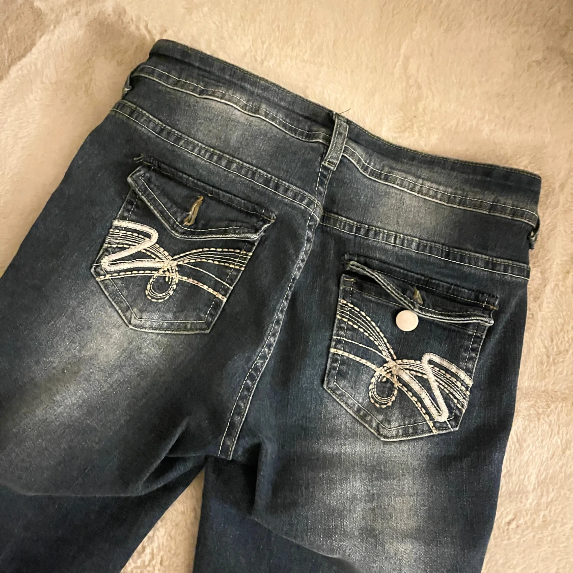 Blå bootcut jeans med broderade bakfickor - 2