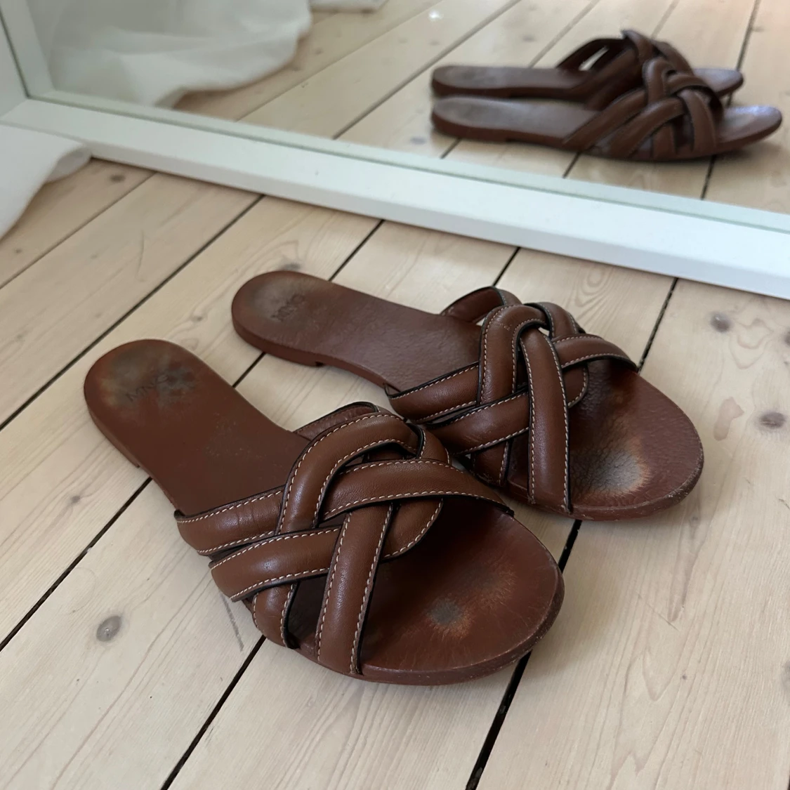 Bruna sandaler med flätad design - 1