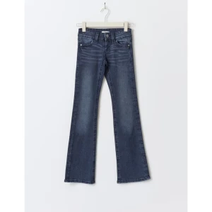 Lågmidjade gina jeans - Ginas bootcut embroidery tall jeans, deras young kollektion i stl 164. Slut i storlek, helt oanvända.💕Köpt nya för 400.