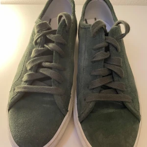 Gröna sneakers i mocka National Standard -  Tillverkade i Portugal, dessa sneakers kombinerar stil och komfort perfekt. Knappt använda storlek 42 mocka nypris 2500