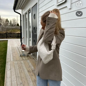Beige kavaj - Säljer min beiga kavaj från H&M. Aldrig använd❤️