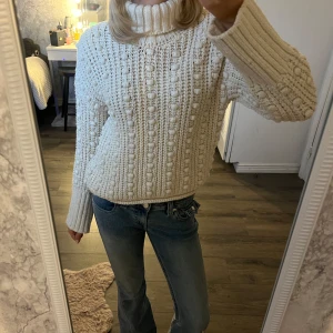Vit stickad polotröja - Perfekt för hösten eller sena sommarkvällar😚