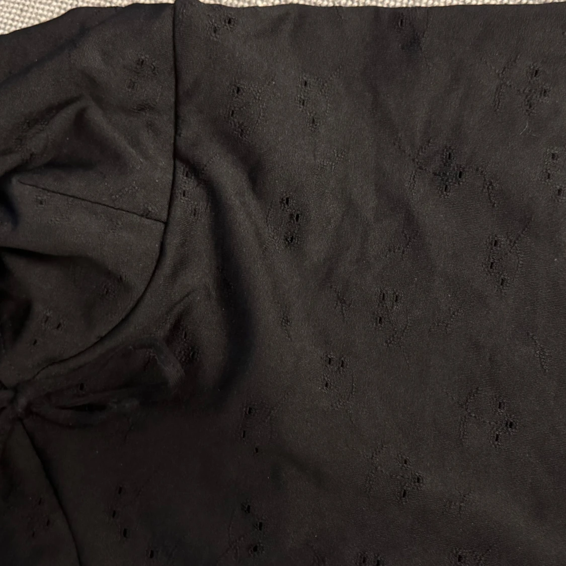 Svart linne med knytning - 3