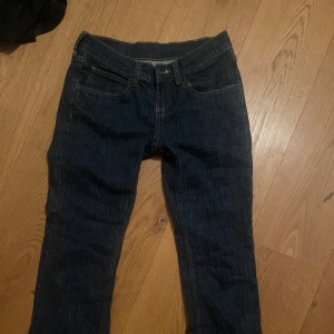 Lågmidjade jeans  - Snygga mörkblå lågmidjade jeansbyxor från brandy melville! Skriv om intresserad innan köp nu och för frågor🌸🌸