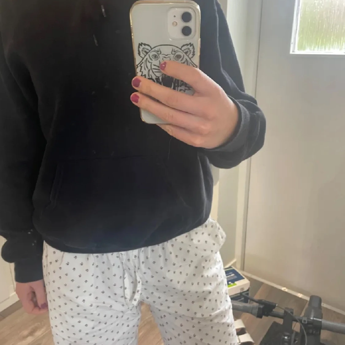 Svart hoodie med planetmotiv - 1