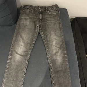 Grå jeans från Replay - Snygga grå jeans från Replay i slim fit, för mer frågor är det bara o skriva, pris kan även diskuteras ;)