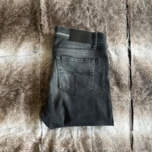 Tiger of Sweden jeans  - Tja, säljer dessa tiger of Sweden jeans med en sjukt snygg tvätt och i fint skick. Modell Sharp. Storlek 32/34.