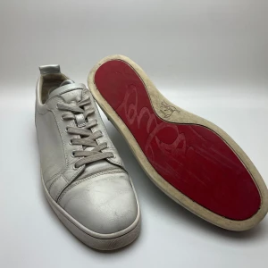 Louboutin skor  - Hej! Säljer nu dessa svin snygga Christian Louboutin skor. Skorna är i grymt skick! Bara skorna medföljer vid köp därav det sjukt låga priset!