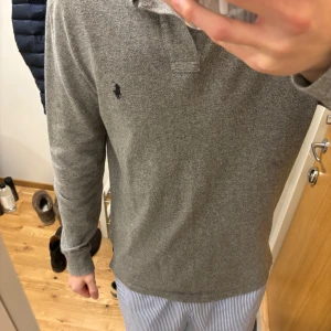 Ralph Lauren Långärmad Pike - Ralph Lauren Långärmad Piké⬜️                     Storlek M | 9/10 skick, väldigt fint omhändertagen!                                             Hör gärna av dig vid mer frågor/bilder📩