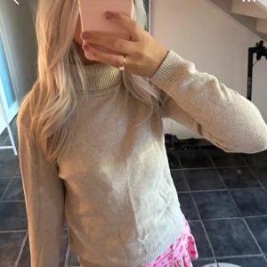 Beige stickad tröja - !lånad bild från hon jag köpte den av ! Säljer en stilren beige stickad tröja med långa ärmar och ribbad krage. Perfekt för kyligare dagar och lätt att matcha med olika outfits. Passar både till vardags och lite finare tillfällen.