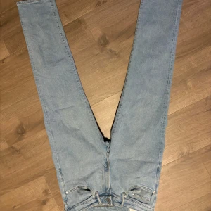 Ljusblå jeans med rak passform - Snygga ljusblå jeans med rak passform. De har en klassisk design med fem fickor och knappgylf. Perfekta för en avslappnad stil.