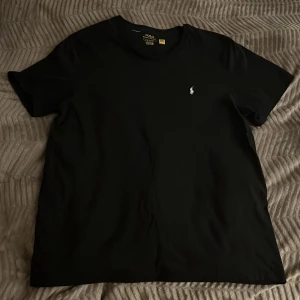 Ralph lauren t shirt  - Raffe tisha svart, nästintill ny skick. Storlek L, pris kan diskuteras. 
