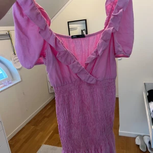 Rosa klänning från Zara - Super söt rosa klänning från Zara, använd en gång