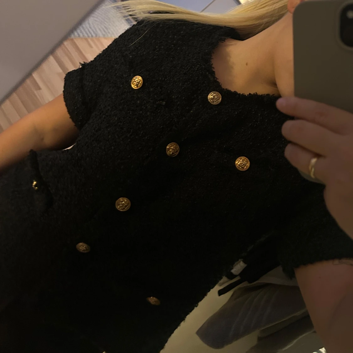 Svart kortärmad tröja med guldknappar - 1