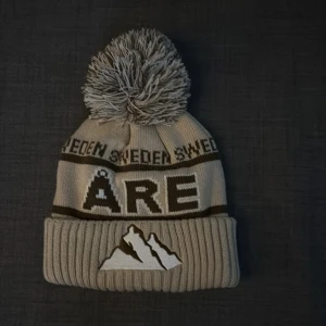 Beige Åre mössa - Jag säljer denna Åre mössan eftersom att jag inte har använder för denna snygga mössa. har bara prövat mössan på mig en gång och sedan dess har den bara legat 