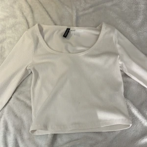 Vit topp från H&M Divided - Säljer en stil vit topp från H&M Divided. Nästan oanvänd. Storlek S.