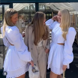 Vit klänning med cut-outs - SÖKER! Storlek m eller s