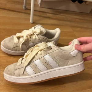 Adidas campus - Säljes pga kommer ej till användning. Använda en gång på fest men inte mer än så, därav lite smutsiga men går förmodligen bort i tvätten! Kan absolut tänka mig att gå ner i pris om snabb och smidig affär:)