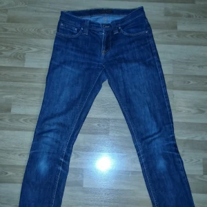 Blåa nudie jeans - Tja säljer dessa skit feta jeans från nudie jeans. De är i nästan helt nyskick. Ny pris 1699 men jag säljer endast för 399. Hör gärna av er vid funderingar pris kan diskuteras vid snabb affär. 
