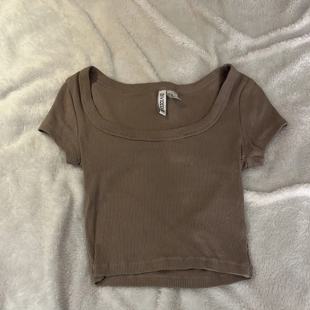 Säljer en beige topp från H&M Divided. Nästan oanvänd. Storlek xxs.. Yläosat.