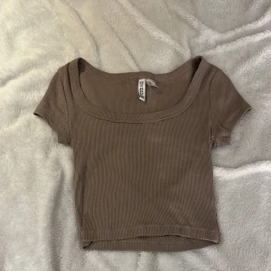 Beige topp från H&M - Säljer en beige topp från H&M Divided. Nästan oanvänd. Storlek xxs.