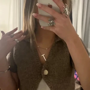 Brun stickad kofta från Zara - Säljer en mysig brun stickad kofta från Zara med korta ärmar. Aldrig använd. Lånad första bild!