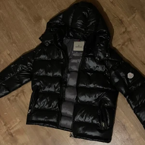Svart dunjacka från Moncler - Tjena! Ta nu chansen att köp denna fina oanvända Moncler jacka, det är storlek S (liten M) kolla gärna in våran insta som vi strax öppnar (clothing_revolution25) 