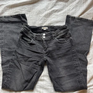 Grå lågmidjade bootcut jeans - Går lågmidjade bootcut jeans från Ginas barn avdelning. Storlek 164, går att dra åt i midjan med resor, bra längd/lite långa på mig som är 160
