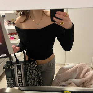 Off shoulder topp från Gina Tricot - Använd 1 gång och är i superbra skick! Mjukt och rubbat material