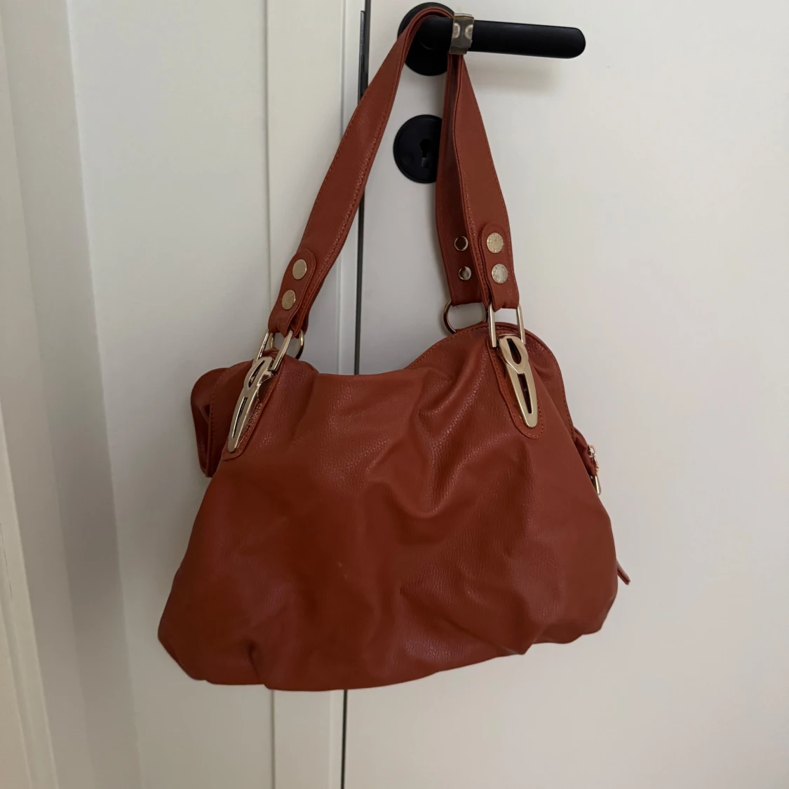 Väska med gulddetaljer  - 1