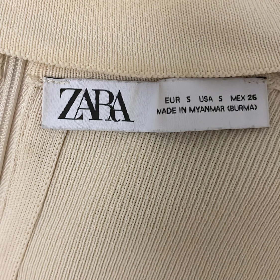Beige långärmad chokertopp från Zara - 2