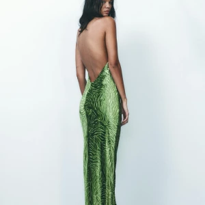 Grön långklänning  - Snygg grön långklänning med en öppen rygg. Aldrig använd ❤️‍🔥 nypris 699kr