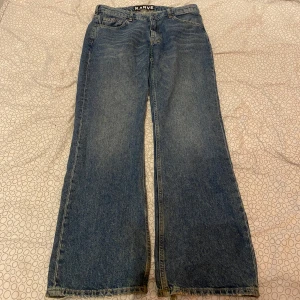 Karve bootcut 🔥 - Feta karve bootcut jeans från carlings 🦅🦅 heelbite o lite skitiga vid benöppning men de är bara att tvätta dom 🥰 (w33 ish) skriv om ni vill ha nått eller mer bilder! 
